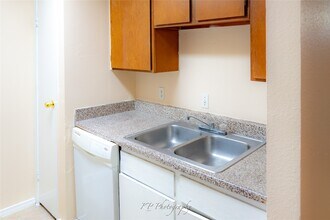 Building Photo - 12500 Sandpiper Dr