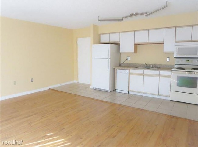Foto del edificio - 2701 Hidden Lake Dr N