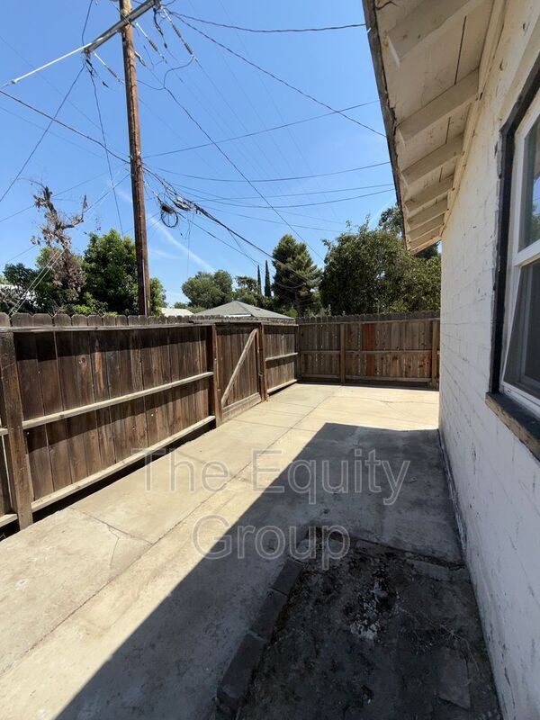 Foto del edificio - 821 W Houston Ave