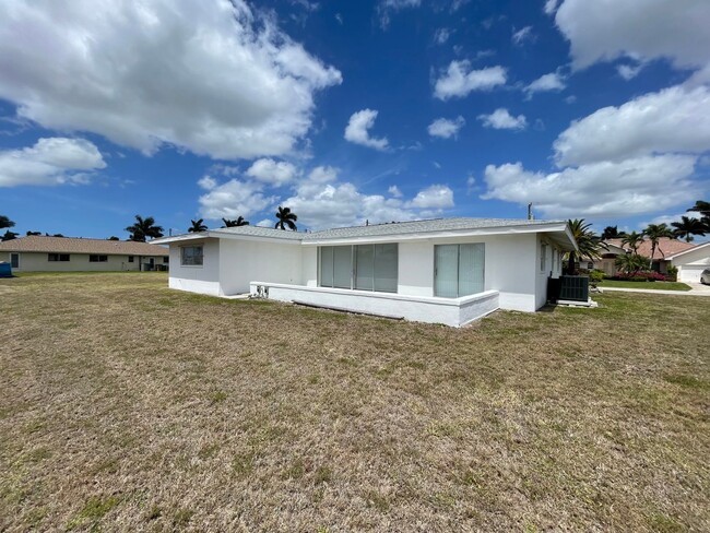 Building Photo - Charming Waterfront Home in Cape Coral – P...