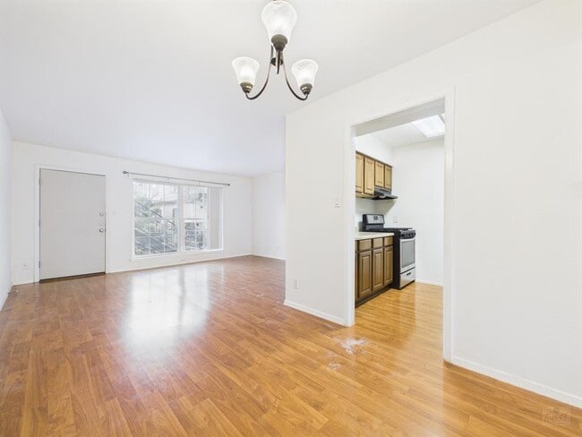 Building Photo - 2425 Ashdale Dr