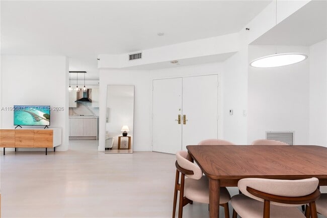 Foto del edificio - 300 South Pointe Dr