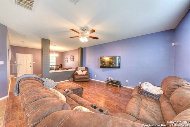 Building Photo - 3 Bedroom/2.5 Bathroom Home Located in Bentwood Ranch