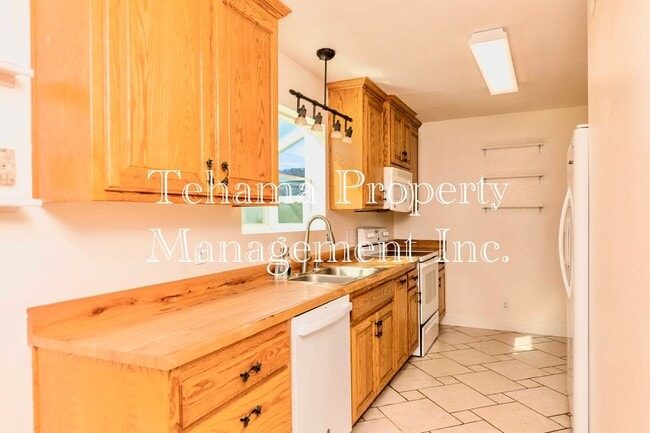 Building Photo - Charming 3 bedroom 1.5 bath Townhouse in Red Bluff