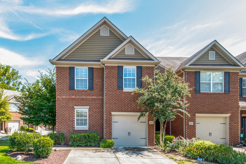 Foto principal - This 3 BR/2.5 BA Oak Hill Townhome Should ...