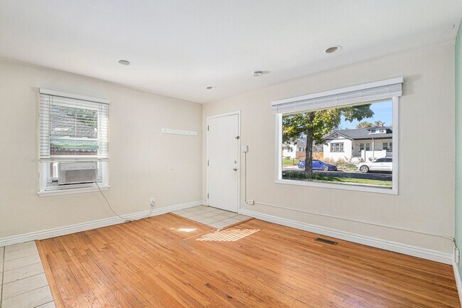 Foto del edificio - Spacious 2 bedroom with large den in the h...