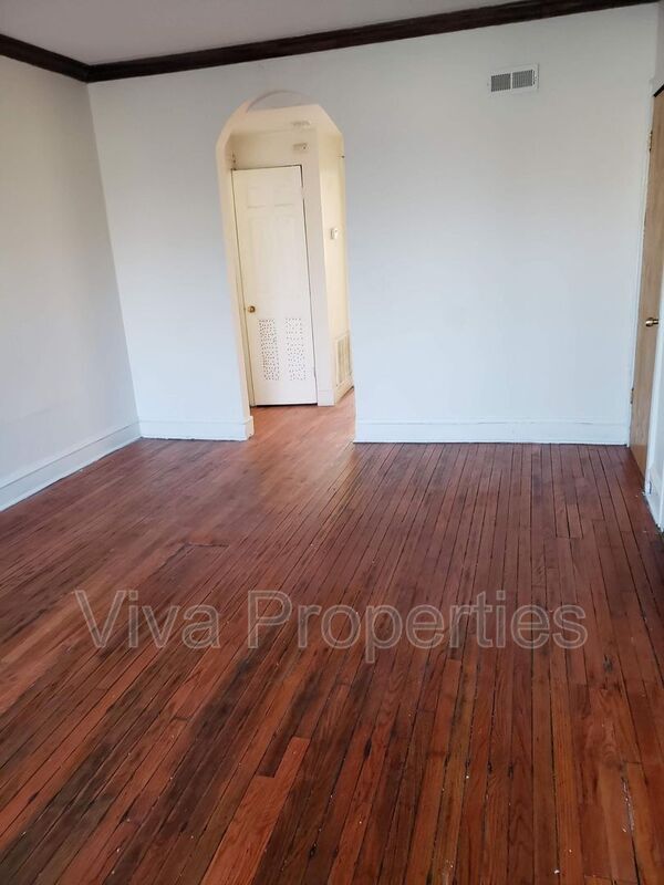 Building Photo - 5403 S Maplewood Ave