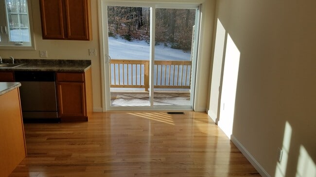 Building Photo - 2 Bedroom 1 1/2 Bath Condo