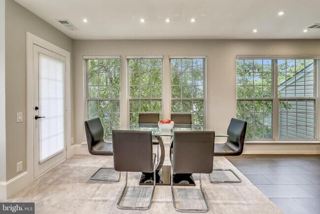 Foto del edificio - 307 Fallsgrove Dr