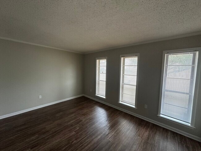 Foto del edificio - 3053 Ridgeway Rd