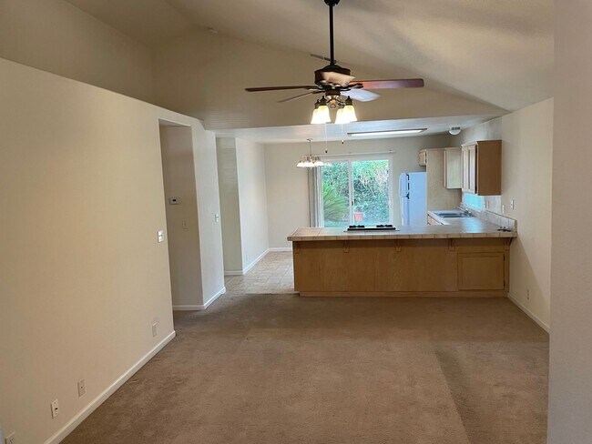 Foto del edificio - Large 3 Bed 2 Bath Home With Fenced Backyard and Private Garage!