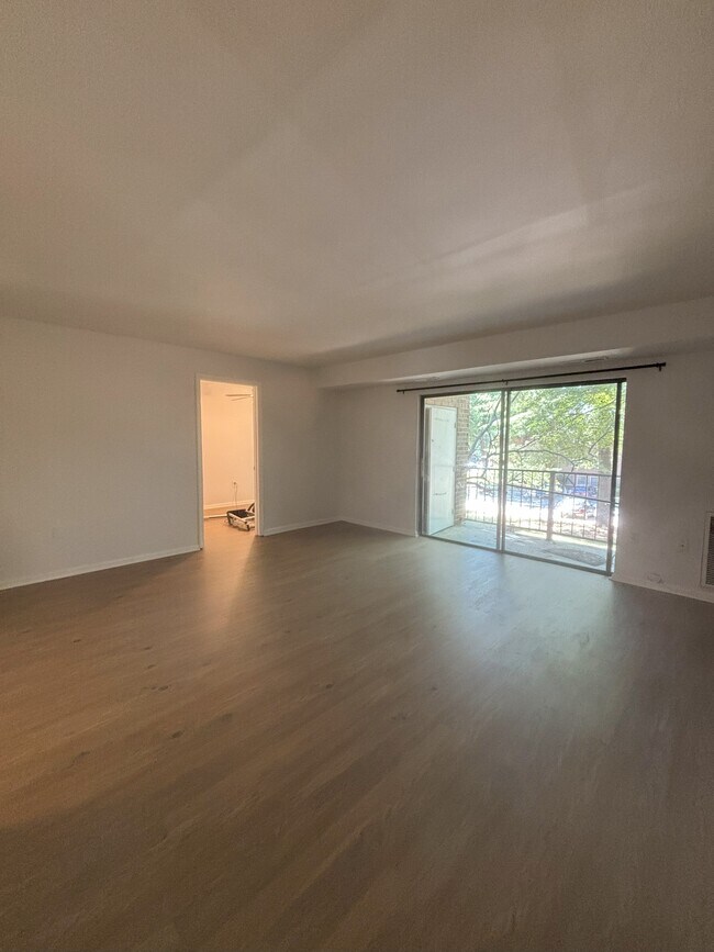 Living room - 818 Quince Orchard Blvd