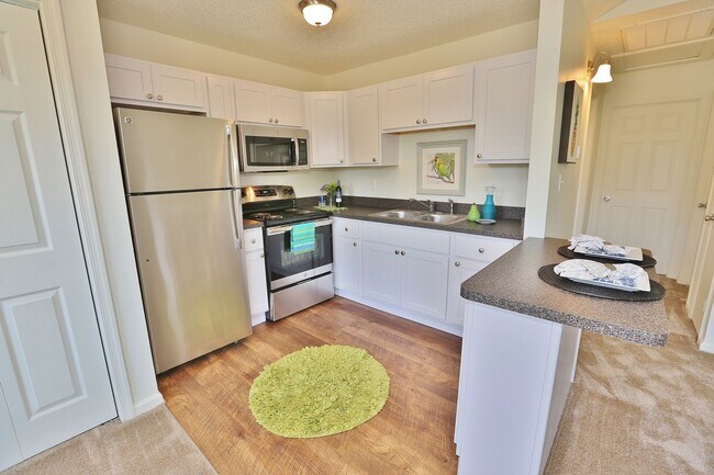 Foto del edificio - COMPLETELY UPDATED & READY 05-08-26!! 2-Bedroom 2nd Floor Duplex Just Minutes to the Beach!