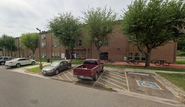 Building Photo - 900 Los Ebanos Rd