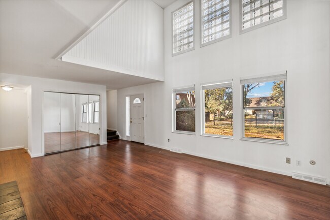 Foto del edificio - 1200 S Monaco Street Pky