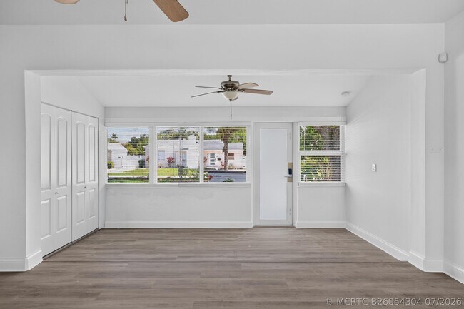 Building Photo - 423 SW 11th Ct