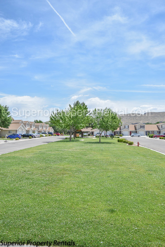 Building Photo - 1067 N 200 W