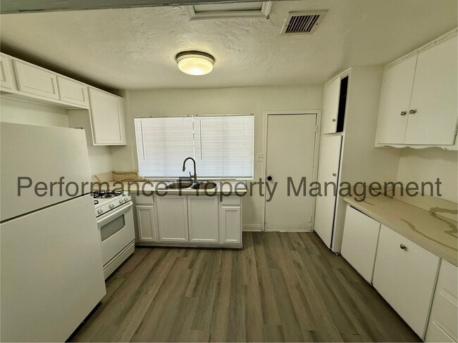 Building Photo - 3703 Eucalyptus Dr