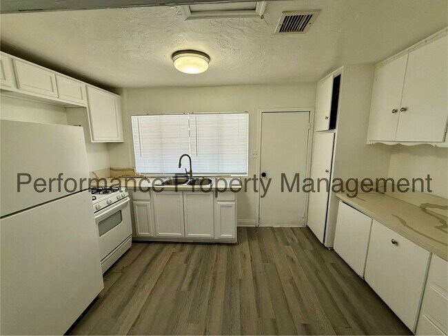 Foto del edificio - 3703 Eucalyptus Dr