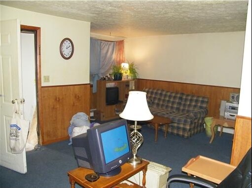 Living Rooms - 1000 State Ave