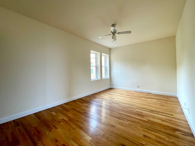 Foto del edificio - 2349 N Drake Ave