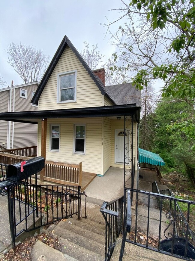 Building Photo - AVAILABLE August  - Huge 3+ Bedroom Unit w...