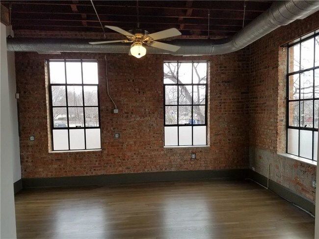 Building Photo - 709 W Magnolia Ave