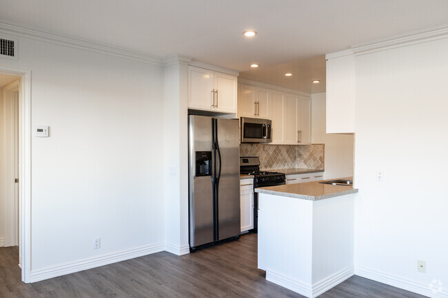 1BR, 1BA - 800SF - Kitchen/Dining Area - Elm Drive Apartments