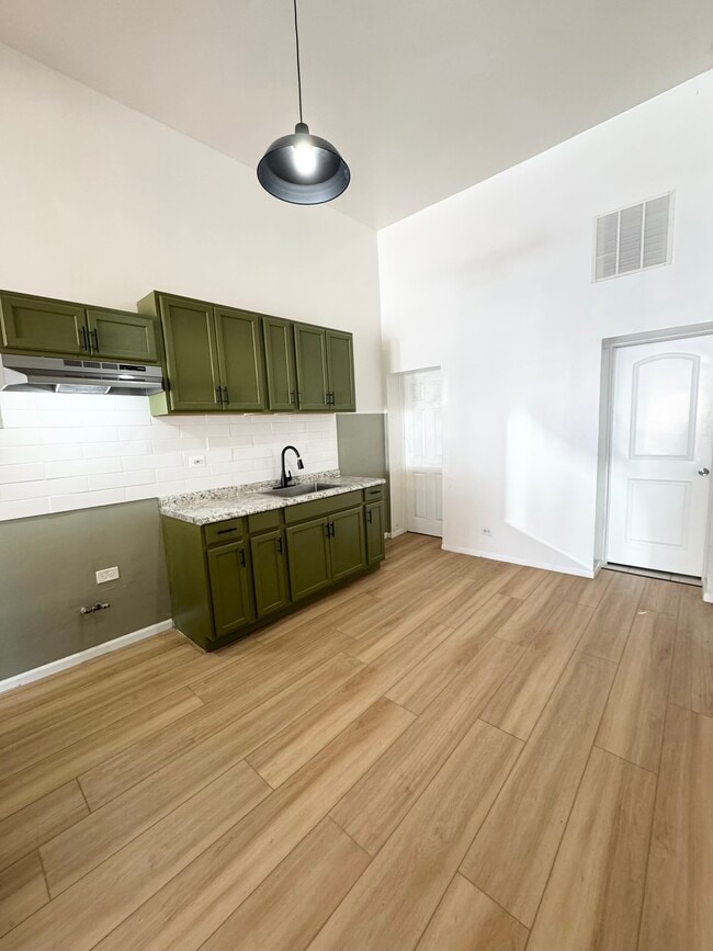 Building Photo - 647 W 48th Pl