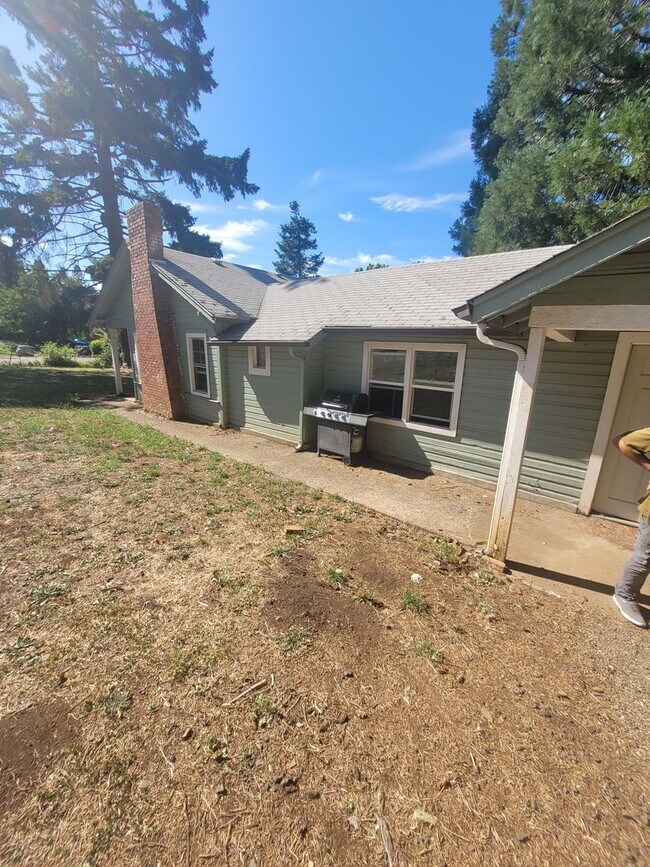 Building Photo - 3BD, 1BA Single Level home with large,  fe...