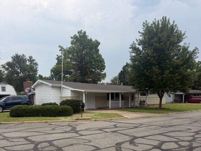 Building Photo - 3301 Canterbury Dr