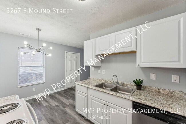 Building Photo - 2 bedroom 1.5 bath Townhome Available now!