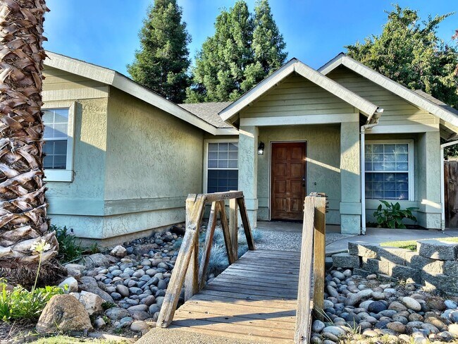 Building Photo - 5223 W. IRIS CT. - 3 BED 2 BATH - SW VISALIA