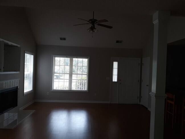 Foto del edificio - Charming Home in Northeast Columbia - Less...
