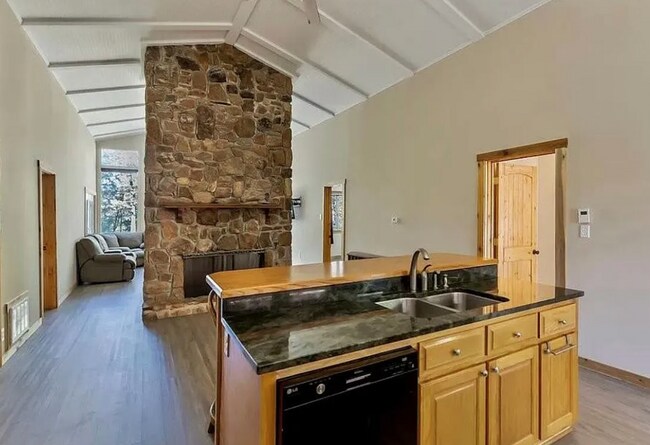 Foto del edificio - Beautiful and Spacious! Upgraded Multi-lev...
