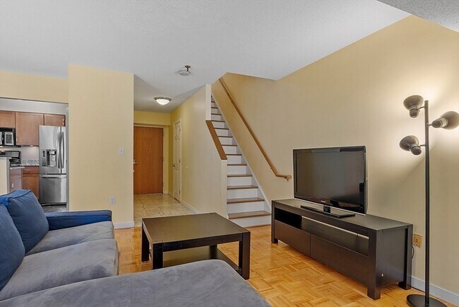 Building Photo - 147 Kelton St