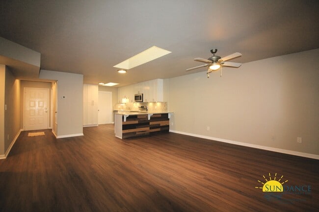Building Photo - Beautiful Fully Renovated 2 Bedroom Townhouse