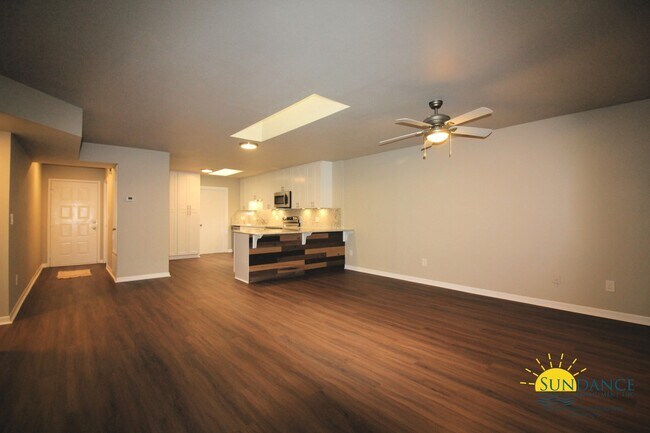 Foto del edificio - Beautiful Fully Renovated 2 Bedroom Townhouse