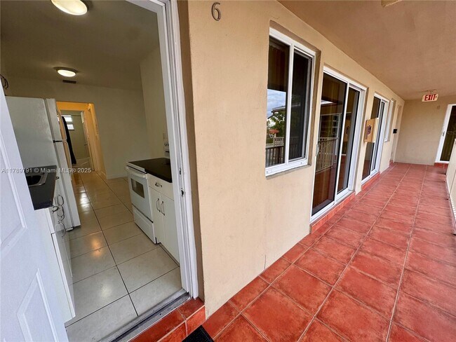 Foto del edificio - 1595 NE 125th St