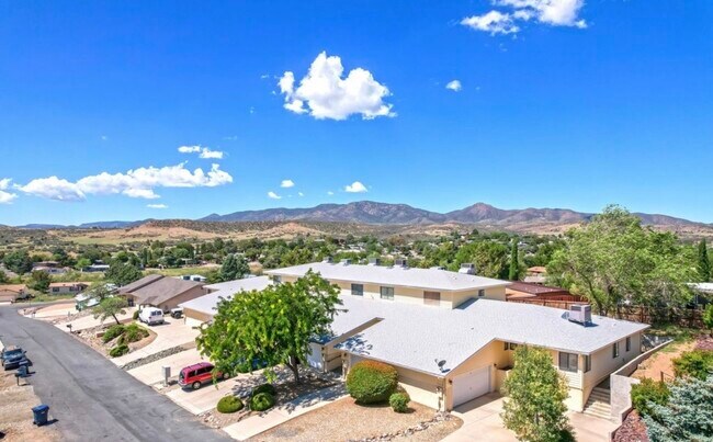 Foto del edificio - 1246 N Barzona Ave