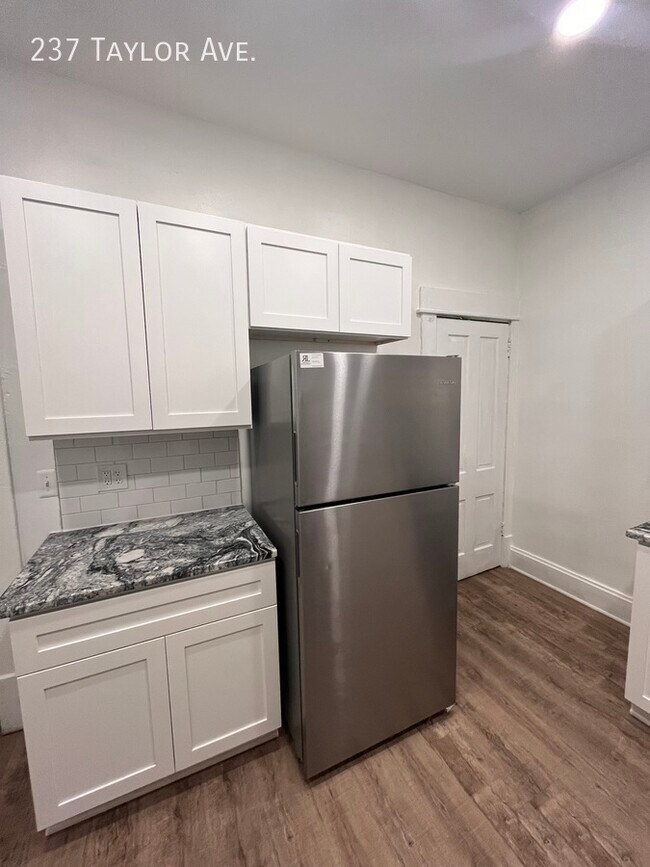 Building Photo - Renovated 3 Bedroom Townhome!
