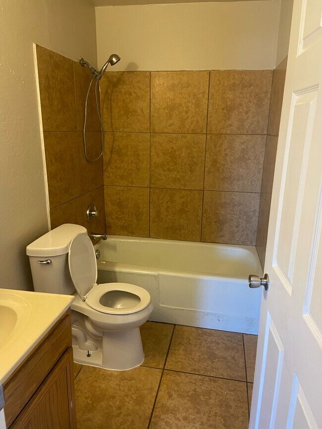 Building Photo - Move In Ready! Two Bedrooms