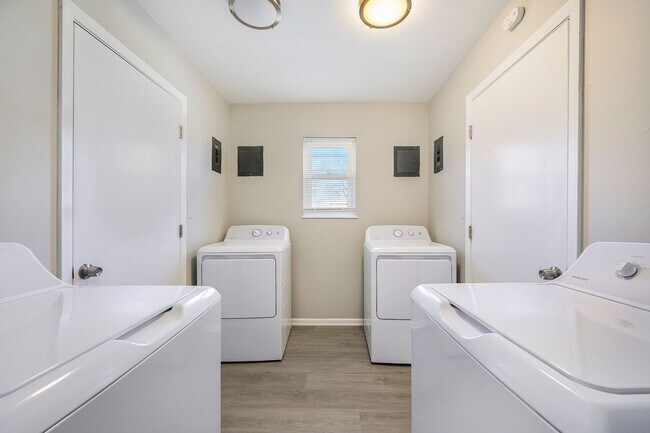 Foto del edificio - Newly Renovated 2BR-1BA Apartment in Glads...