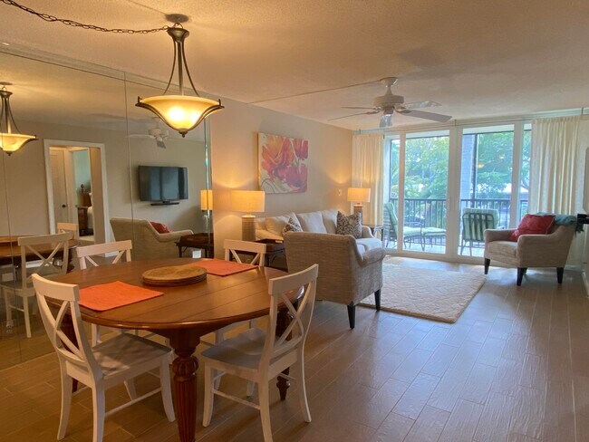 Building Photo - 7 Royal Palm Way
