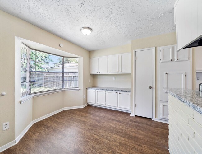 Building Photo - 7962 Southmeadow Dr