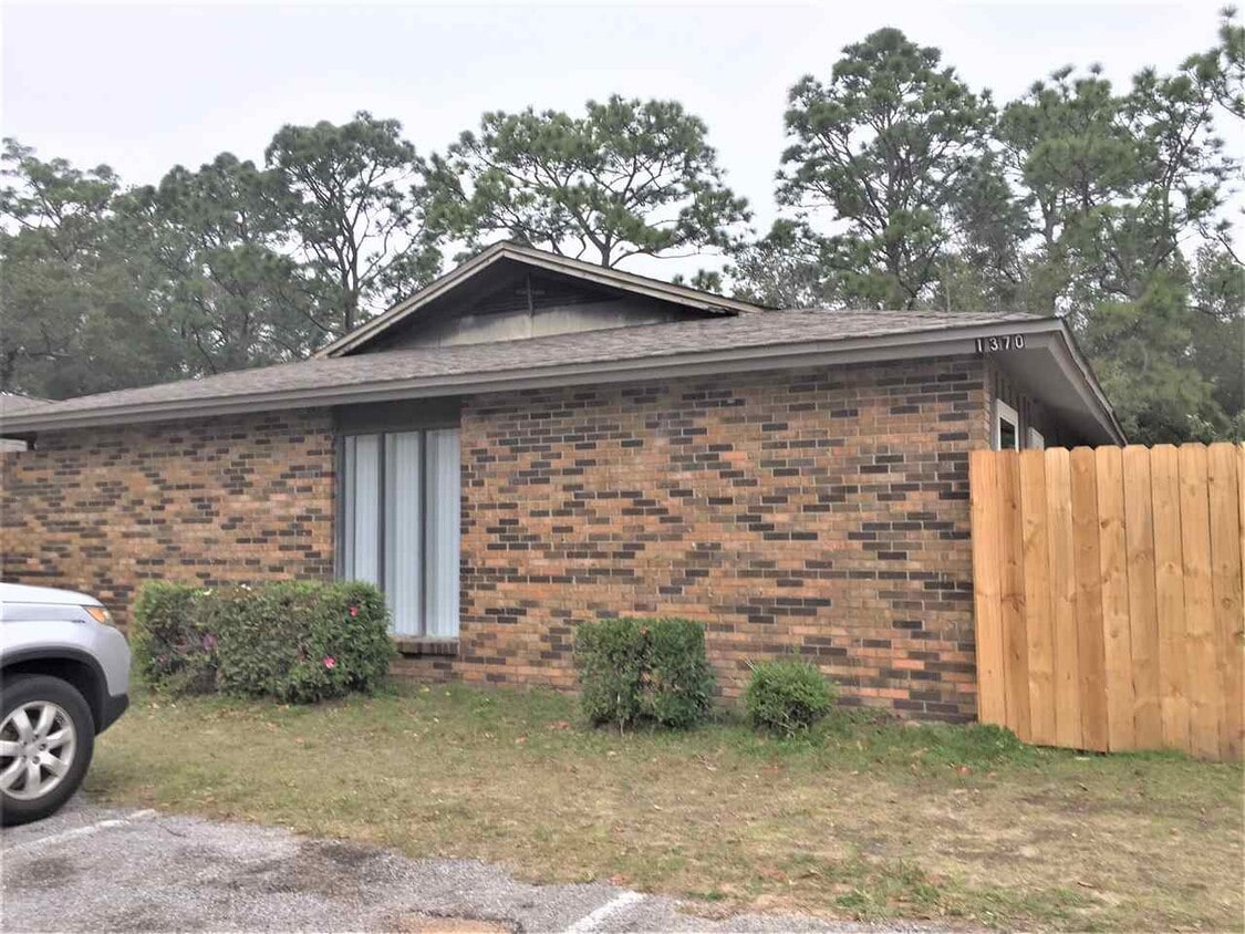 Primary Photo - 1370 Langley Ave