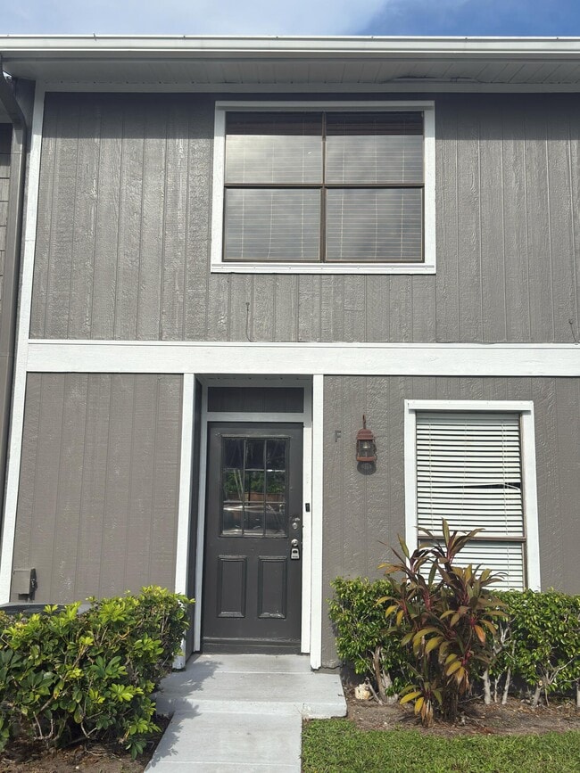 Building Photo - 799 Hill Dr