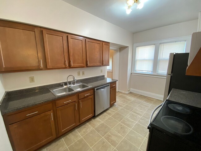 Building Photo - E 18th Ave 323-325 CR