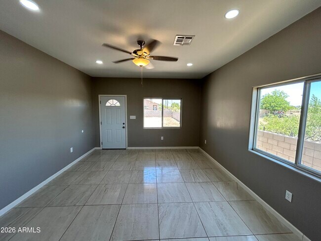 Foto del edificio - 2742 N Washington Ave