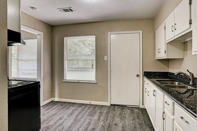 Building Photo - 5835 Kenilwood Dr